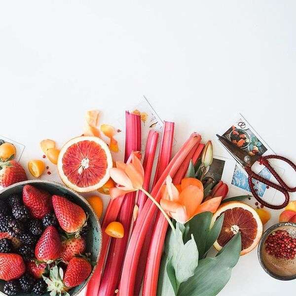 Bol de fruits frais et ingrédients naturels sur une table claire
